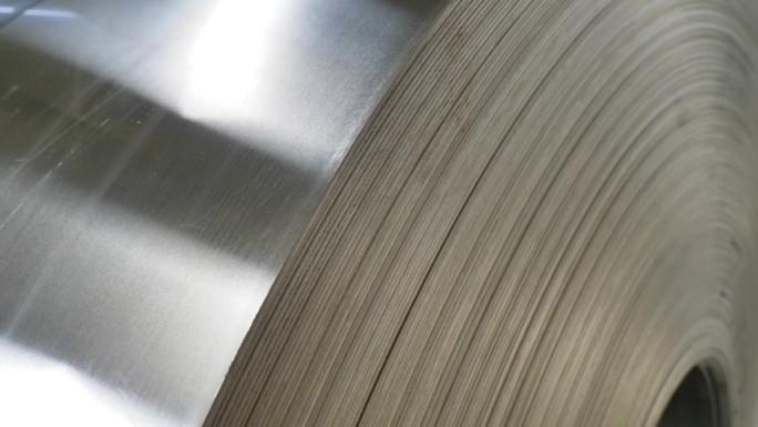 铝卷，在中国山东省的一个制造工厂内加工。该地区生产过程的精度和效率是众所周知的。