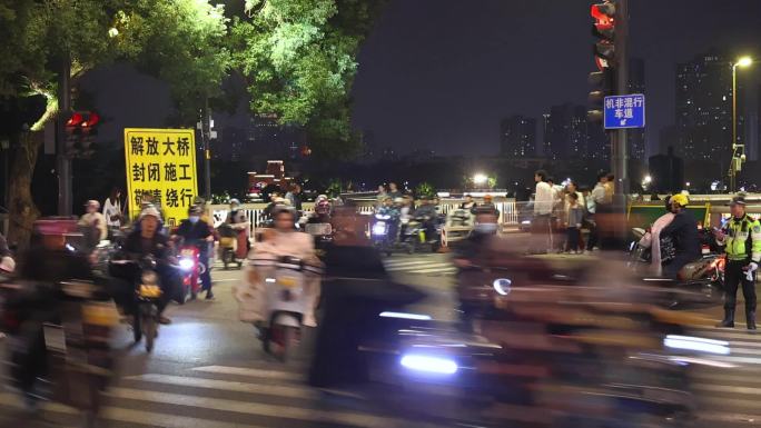 夜晚城市生活路口车流