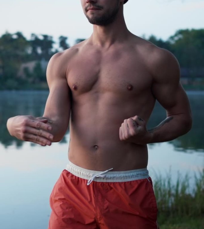 在冬天的早晨，赤裸上身的男子在湖边练习咏春拳
