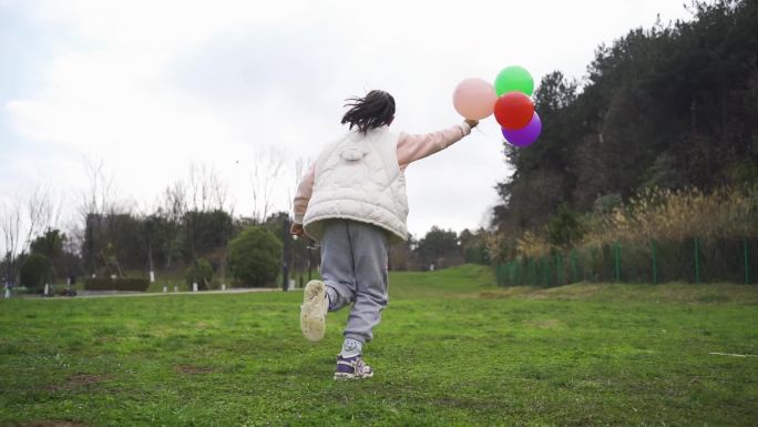 小孩 手拿气球 奔跑慢镜头