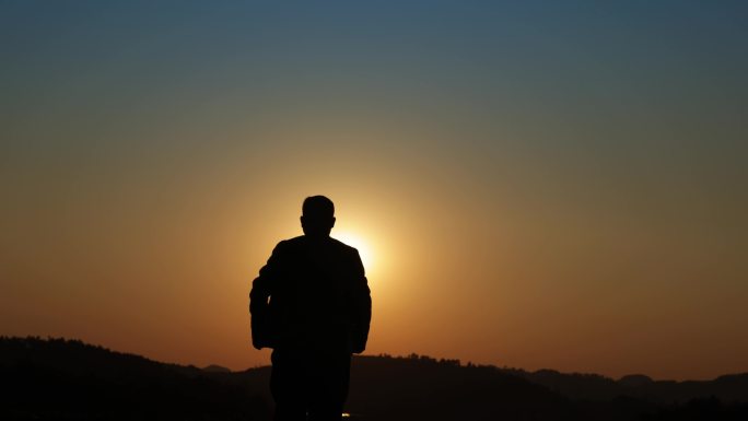 夕阳黄昏男人意境镜头