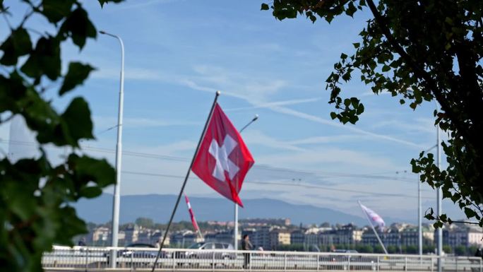 勃朗峰大桥(Pont du Mont-Blanc)瑞士国旗在日内瓦罗纳河上