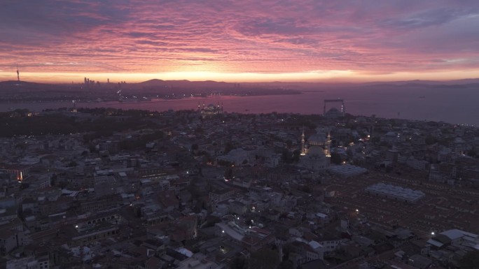 航拍亚洲海岸的宁静在黄昏:拥抱黄昏的标志性斋月苏莱曼清真寺。Beyaz¹t塔。#伊斯坦布尔氛围#Fa