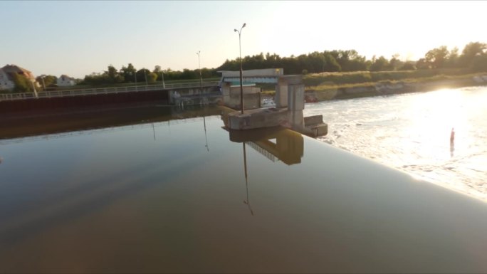 自然界中的水坝和河流，通过闸门为能源和电力或工业室外供电。