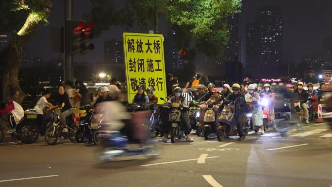 夜晚城市生活路口车流