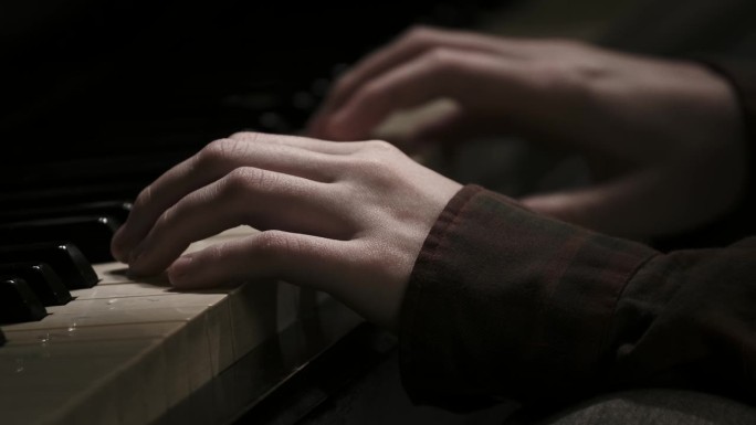 电影，近距离键盘，青少年手演奏。老式钢琴