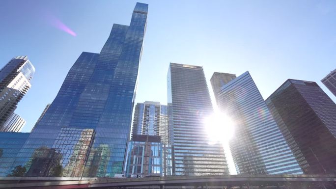 高耸的摩天大楼跟踪拍摄。阳光灿烂的日子