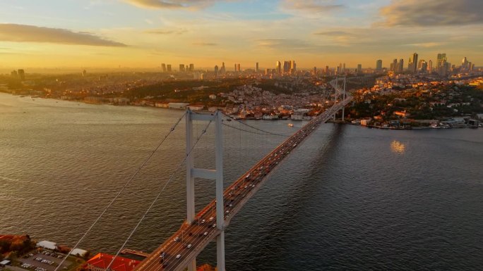 在标志性的法提赫苏丹穆罕默德大桥和迷人的博斯普鲁斯海峡拥抱黄昏，# istanbul - vibes