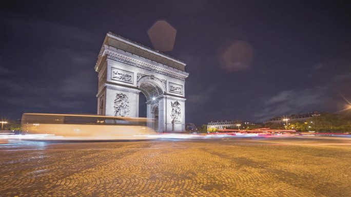 欧洲法国巴黎，凯旋门夜间灯光下的汽车交通延时照片。