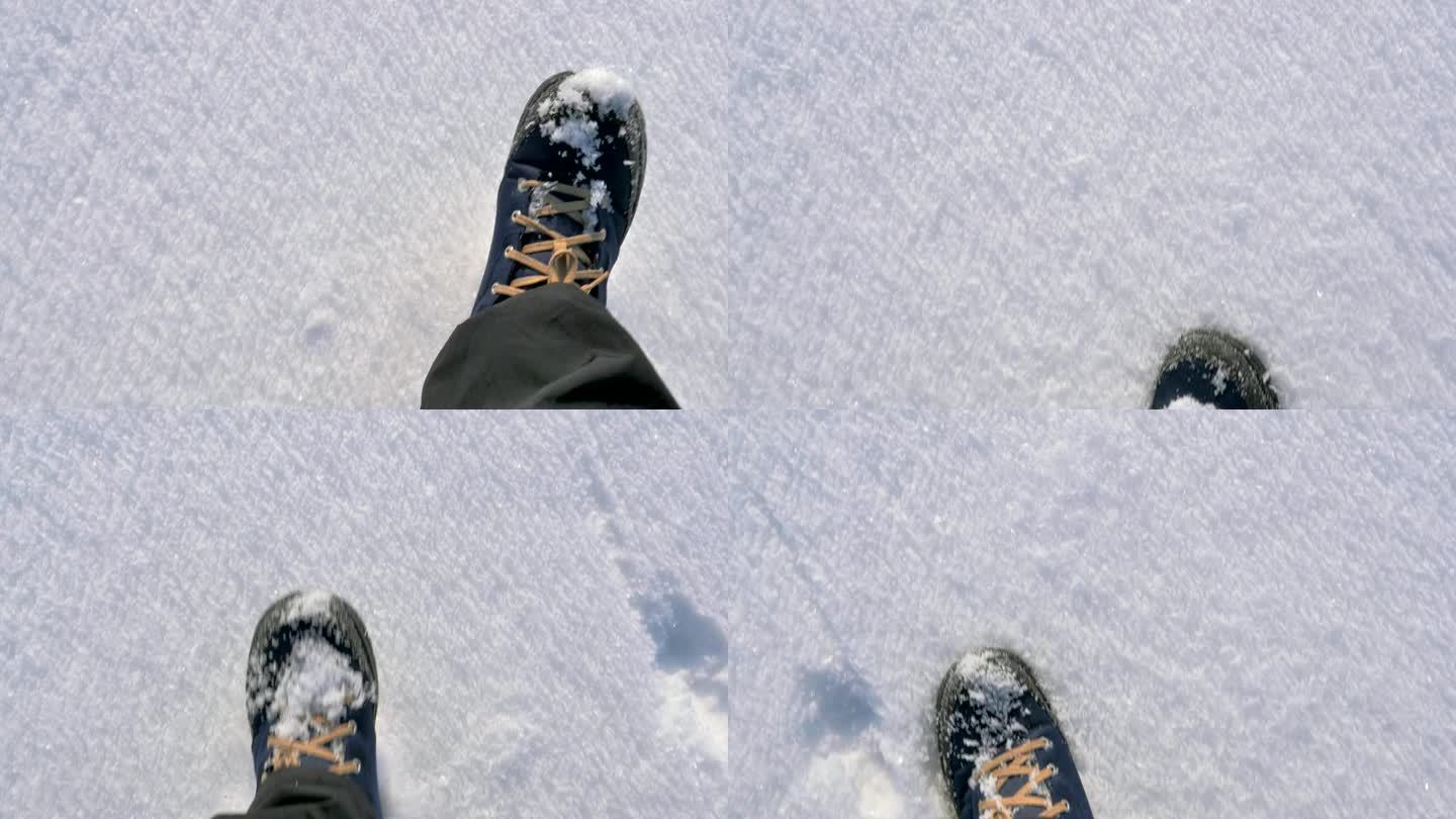 我走在刚下过的雪地上。人们穿着蓝色的冬靴，在新雪地上行走，留下脚印。缓慢的运动。