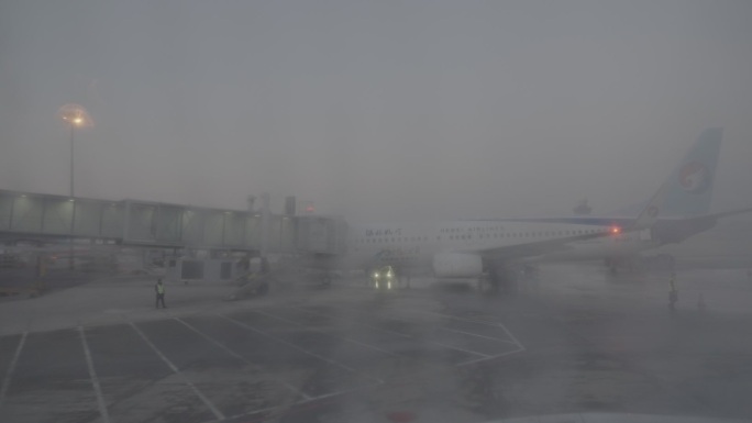 浓雾 机场 停机坪 大型飞机 登机口