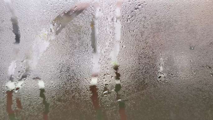 回南天潮湿气候玻璃窗发霉潮湿蒙珑梅雨季节