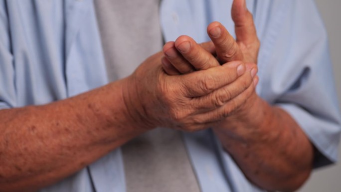 一名亚洲男子的手有刺痛感和麻木感，这导致了脚气病。