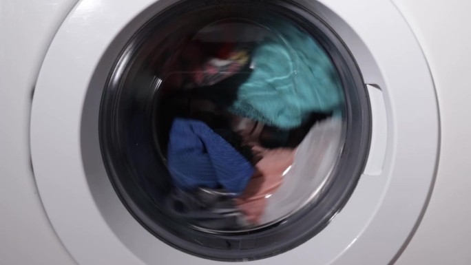 洗衣，洗衣机在浴室里清洗和漂洗衣服