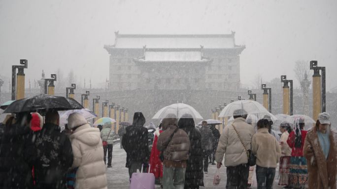 西安永宁门暴雪中络绎不绝的游客