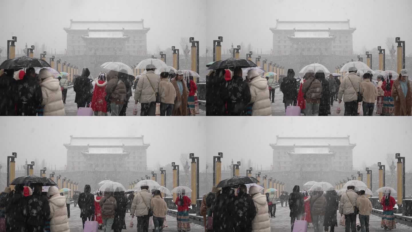 西安永宁门暴雪中络绎不绝的游客