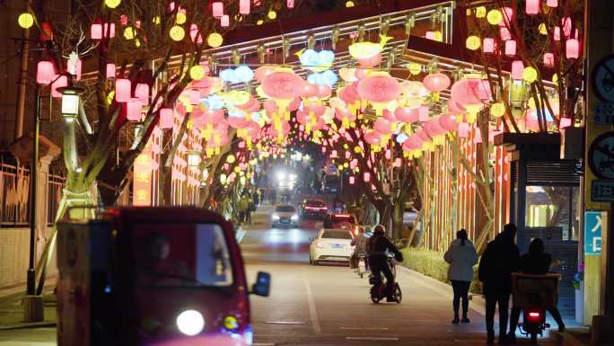 大红灯笼高高挂 过年气氛 过年送快递