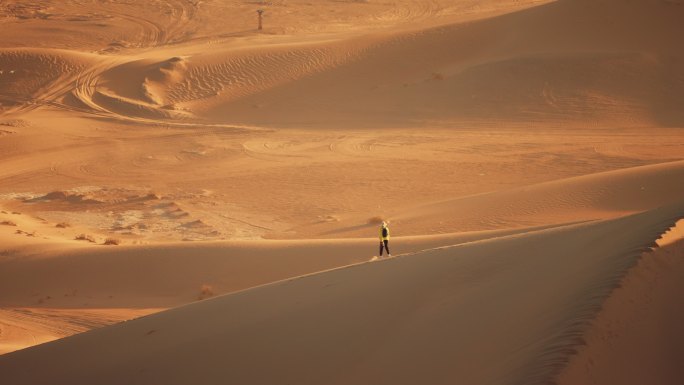 一个人孤独的行走在沙漠中