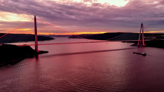 空中全景完美:雅武兹苏丹塞利姆大桥和接近的集装箱船#博斯普鲁斯远景#博斯普鲁斯海峡#桥梁视角#日落奇