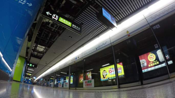 延时拍摄香港地铁上下车的人流
