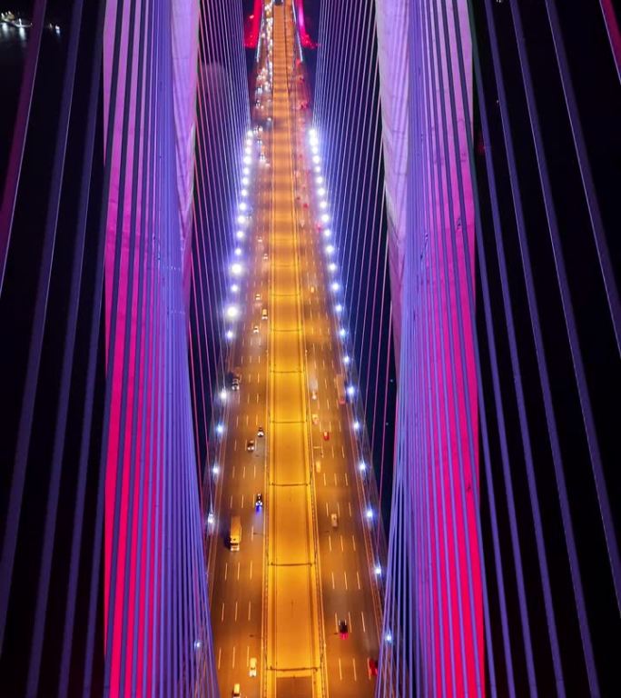 空中夜间壮丽的垂直:雄伟的雅武兹苏丹塞利姆桥在灿烂的灯光下照亮了#雄伟的暮色#桥梁照明#博斯普鲁斯远