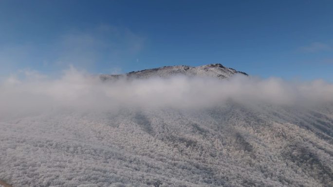 安吉龙王山雪天无人机穿云