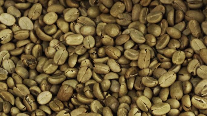 许多新鲜咖啡豆烘烤的特写镜头。
