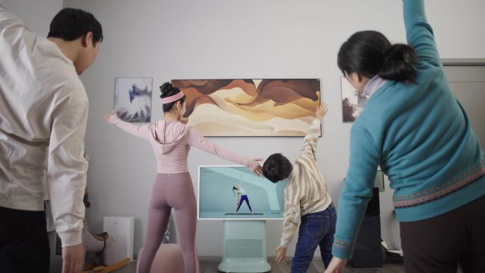 一家人跟着电视做瑜伽锻炼身体