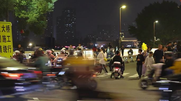 夜晚城市生活路口车流