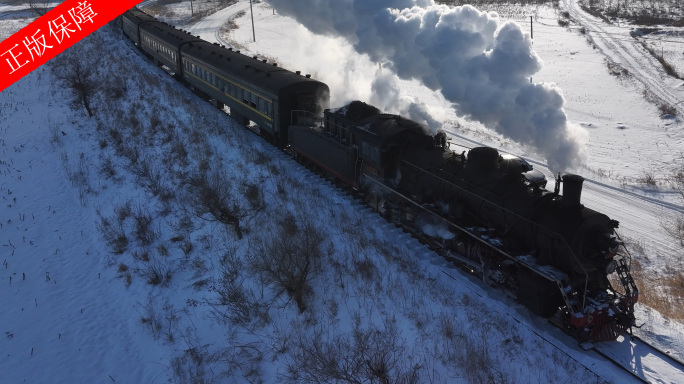 蒸汽火车老火车在冬天雪地行驶