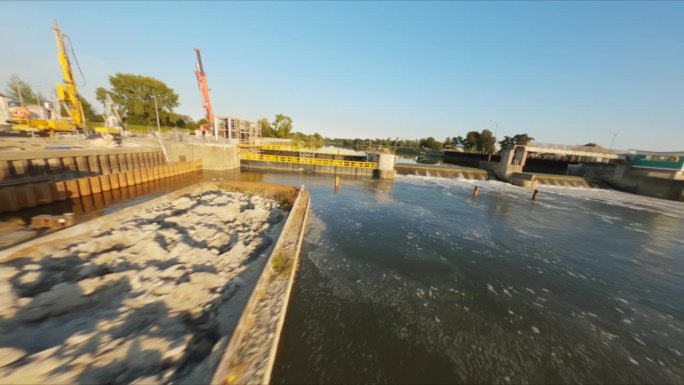 自然界中的水坝和河流，通过闸门为能源和电力或工业室外供电。