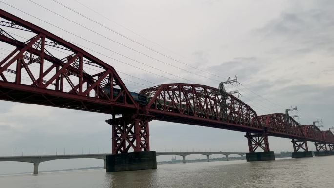 火车穿过哈丁桥——孟加拉国的钢轨桁架桥。孟加拉国铁路桥