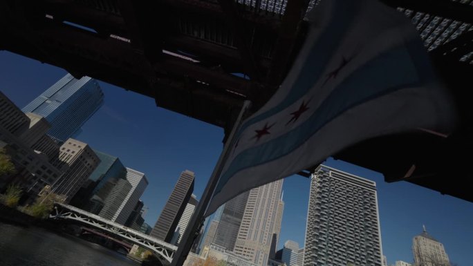 芝加哥乘船从桥下经过