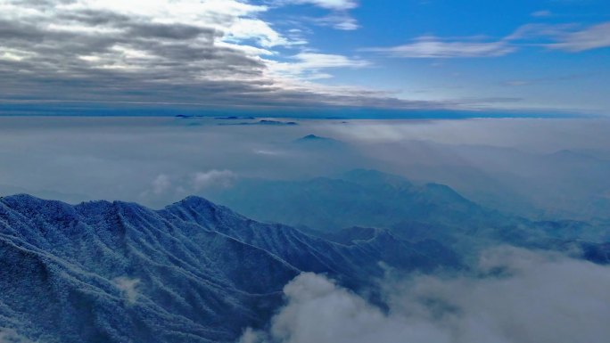 安吉龙王山雪天无人机穿云