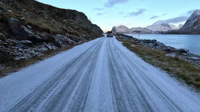 冬天积雪覆盖的公路，挪威的路