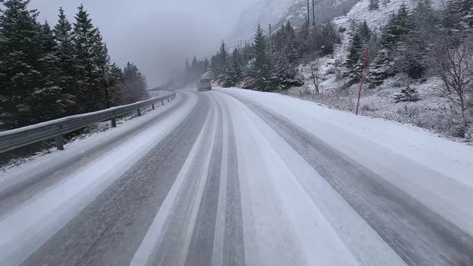 冬天积雪覆盖的公路，挪威的路