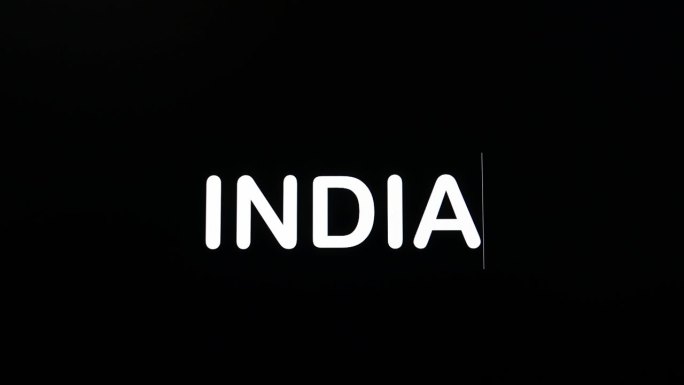 在电脑屏幕的黑色背景上用大写和黑体字编码印度字母。