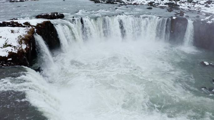 众神瀑布，冰岛的瀑布，瀑布的航拍