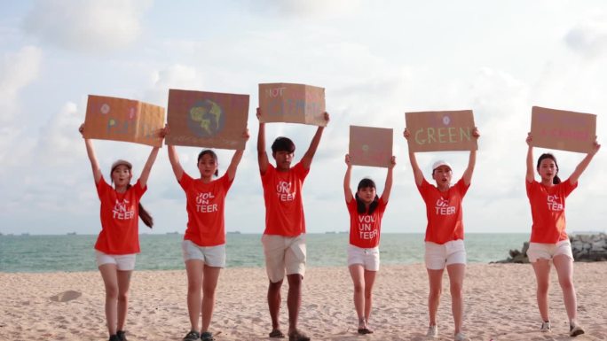 生态战士在行动:亚洲青少年在海滩上为气候变化而示威