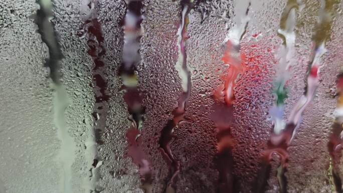 回南天潮湿气候玻璃窗发霉潮湿蒙珑梅雨季节