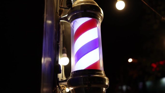红蓝白灯笼悬挂在男人理发店的特写4k电影慢动作