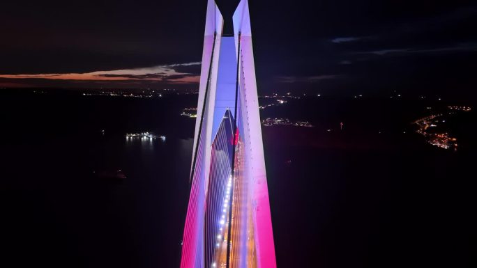 亚武兹苏丹塞利姆大桥上的空中交通在夜间的荣耀中燃烧#雄伟的暮色#桥梁照明#博斯普鲁斯海峡#桥梁视角