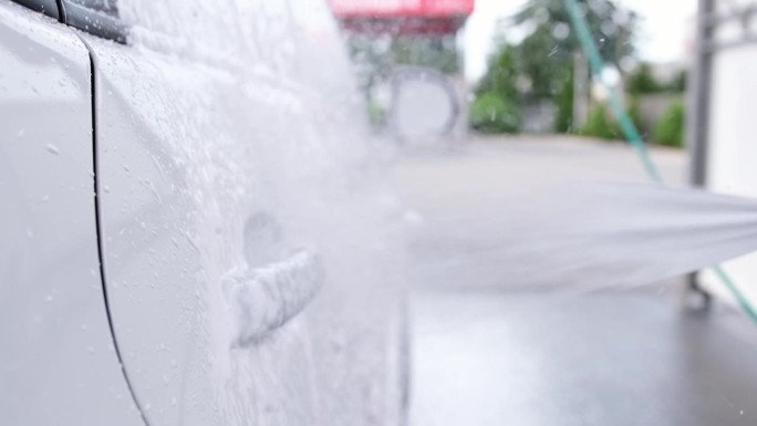 肥皂水在洗车时清洗汽车