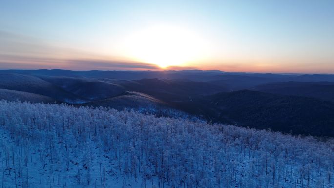 夕阳下林海雪原唯美雾凇