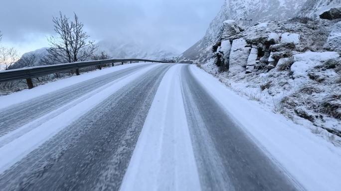 冬天积雪覆盖的公路，挪威的路