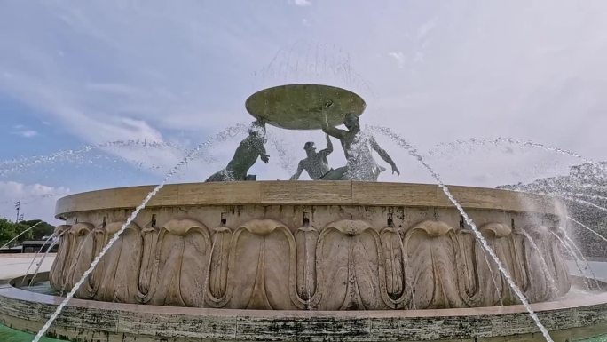 瓦莱塔城门外的海力士喷泉
