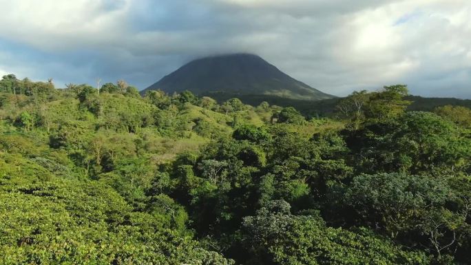 无人机拍摄的哥斯达黎加阿雷纳尔火山。