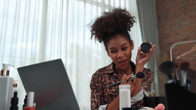 女性网红拍摄直播视频博客视频评论化妆至关重要的社会