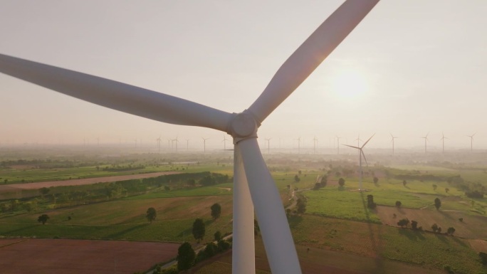 风力涡轮机农场鸟瞰图，阳光可以产生可再生能源