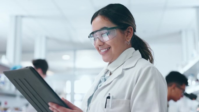 科学，平板电脑和女人微笑在实验室与研究，在线数据和药物研究。女科学家，从事生物技术的医学、保健和化学